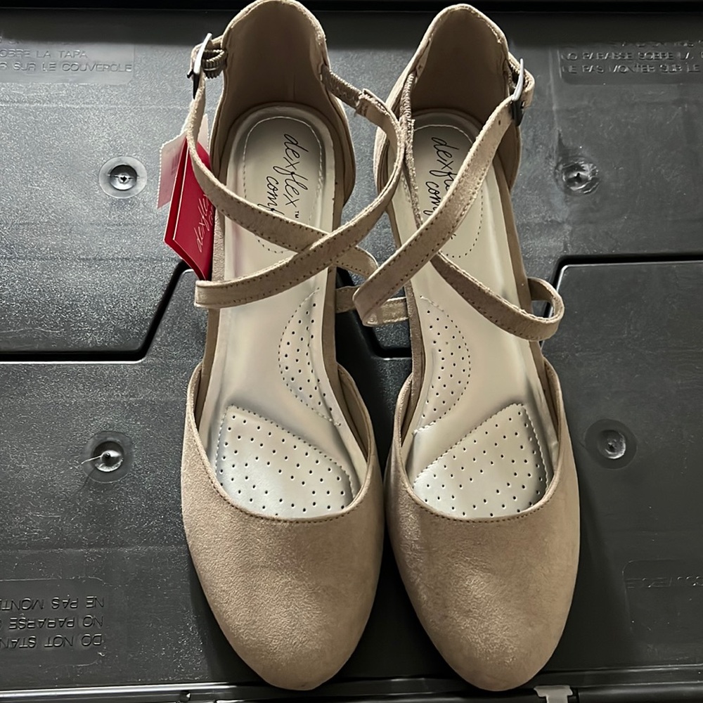 NWT Payless DexFlex Comfort strappy wedges.